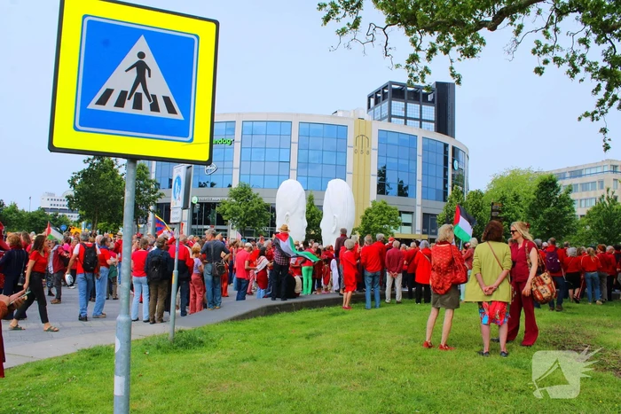 Veel deelnemers aan demonstratie en tegen demonstratie