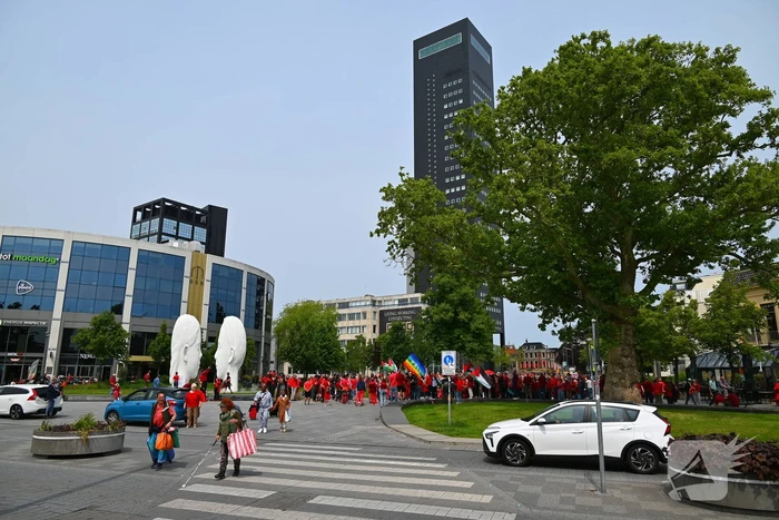 Veel deelnemers aan demonstratie en tegen demonstratie