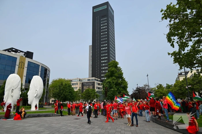 Veel deelnemers aan demonstratie en tegen demonstratie
