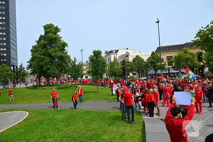 Veel deelnemers aan demonstratie en tegen demonstratie