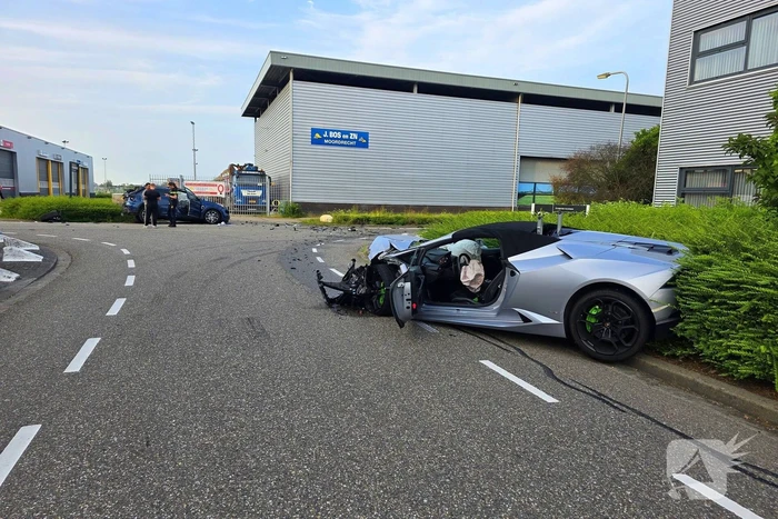 Peperdure Lamborghini crasht met personenauto op kruising