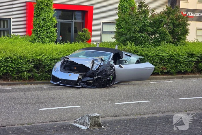 Peperdure Lamborghini crasht met personenauto op kruising