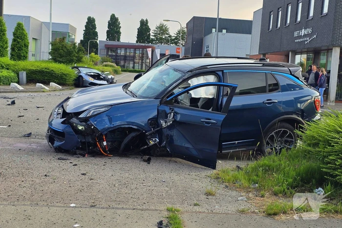Peperdure Lamborghini crasht met personenauto op kruising