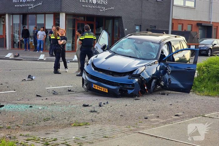 Peperdure Lamborghini crasht met personenauto op kruising
