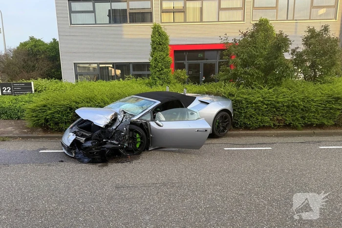 Peperdure Lamborghini crasht met personenauto op kruising