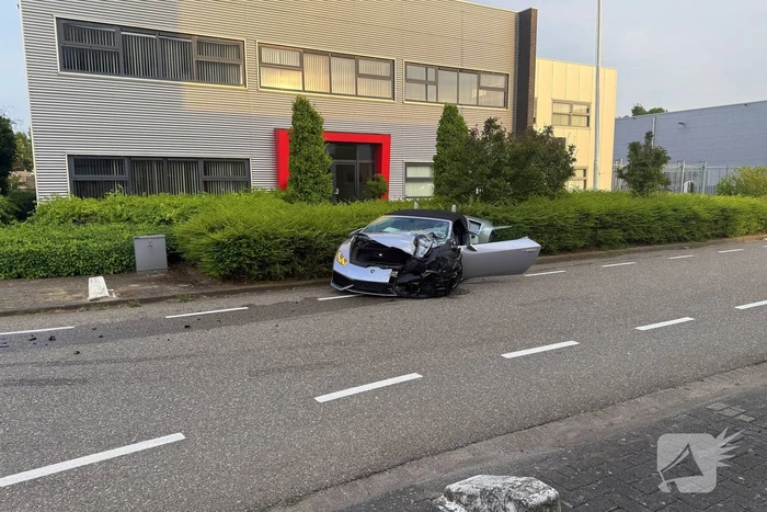 Peperdure Lamborghini crasht met personenauto op kruising