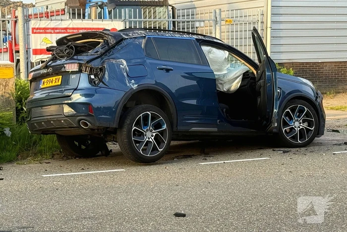 Peperdure Lamborghini crasht met personenauto op kruising