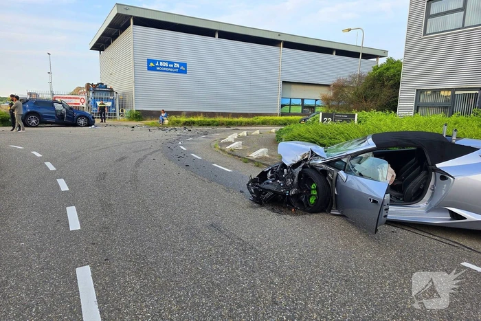 Peperdure Lamborghini crasht met personenauto op kruising