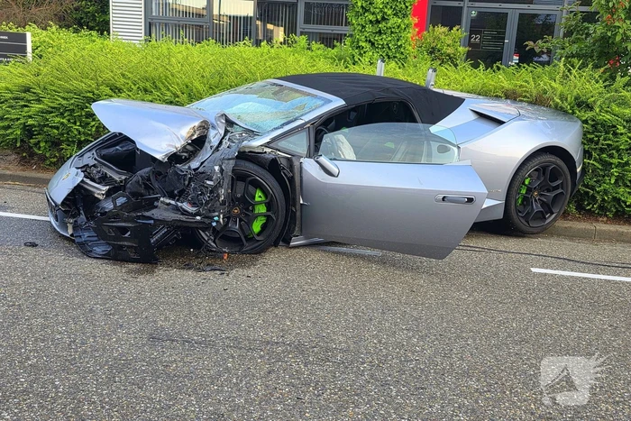 Peperdure Lamborghini crasht met personenauto op kruising