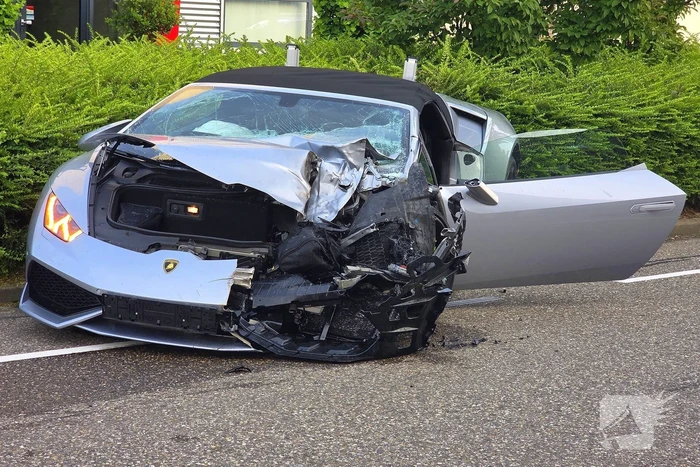 Peperdure Lamborghini crasht met personenauto op kruising