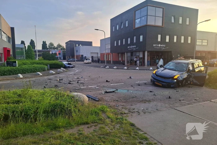 Peperdure Lamborghini crasht met personenauto op kruising