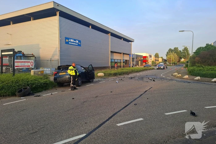 Peperdure Lamborghini crasht met personenauto op kruising