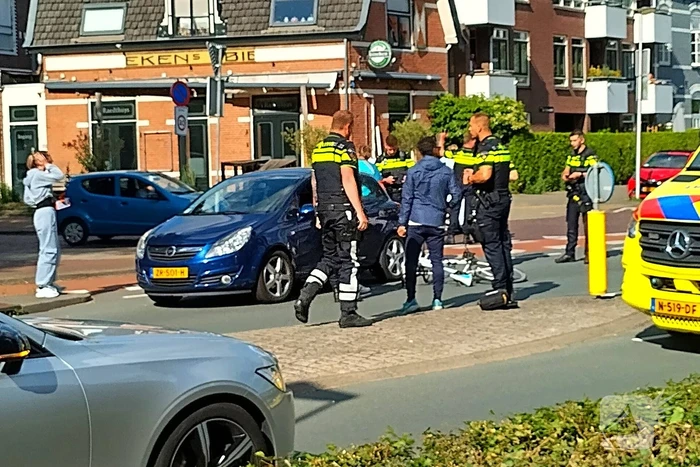 Auto en wielrenner botsen op kruising