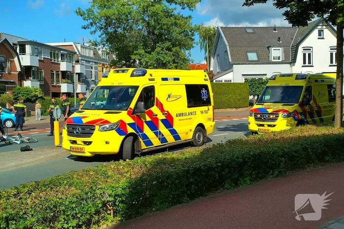 Auto en wielrenner botsen op kruising