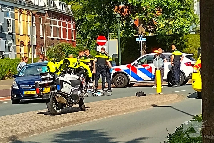 Auto en wielrenner botsen op kruising