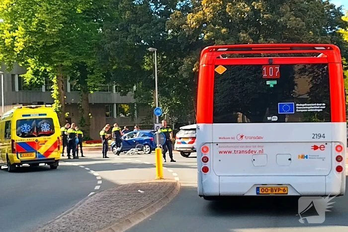 Auto en wielrenner botsen op kruising