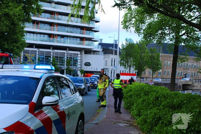 Duikteam haalt persoon uit water