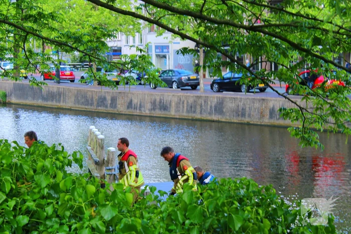 Duikteam haalt persoon uit water