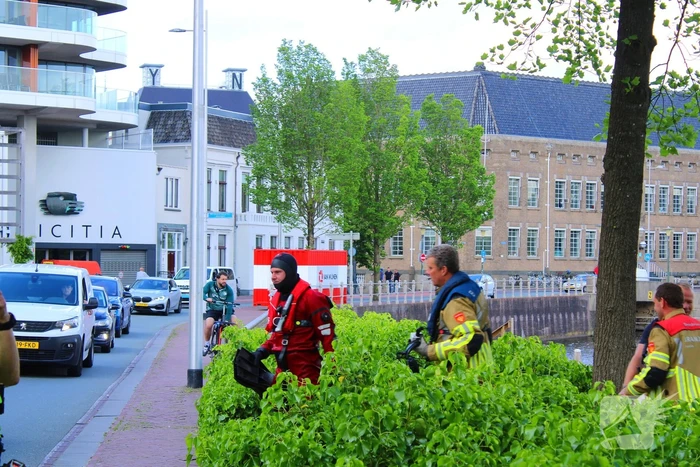 Duikteam haalt persoon uit water