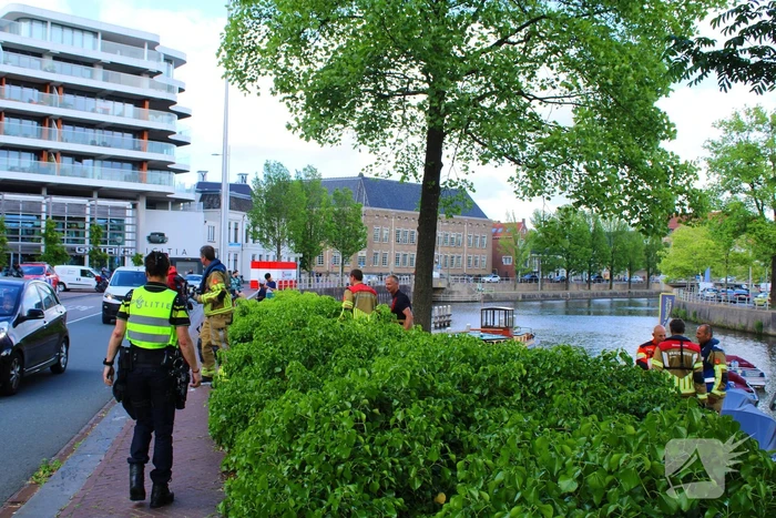 Duikteam haalt persoon uit water