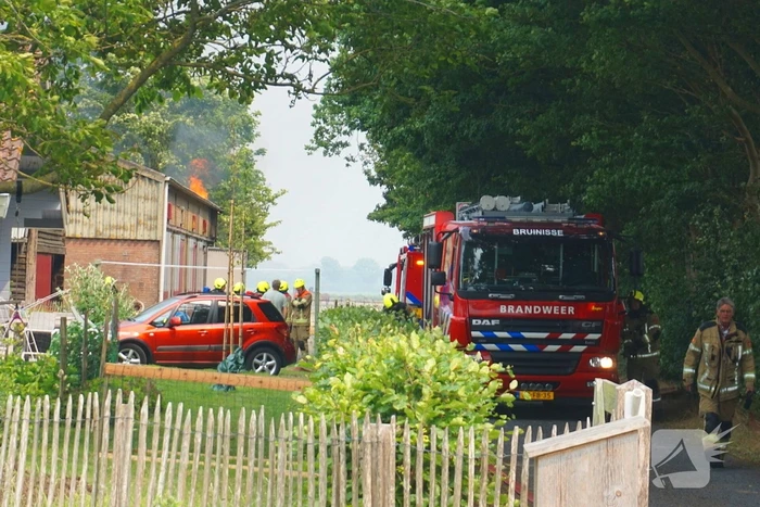 Paarden gered bij uitslaande brand