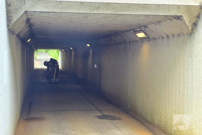 Afvalbrand in fietstunnel veroorzaakt roetschade