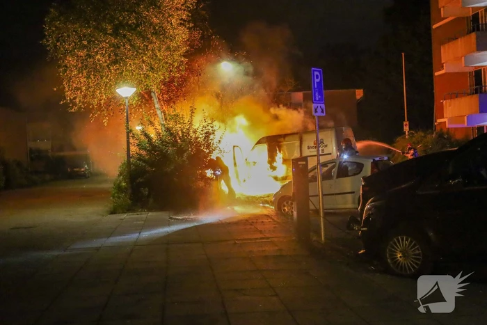 Bestelbus gaat in vlammen op