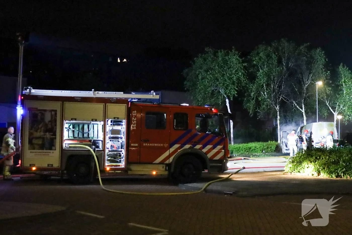 Bestelbus gaat in vlammen op