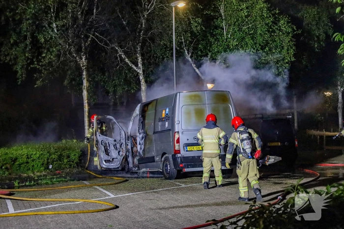 Bestelbus gaat in vlammen op