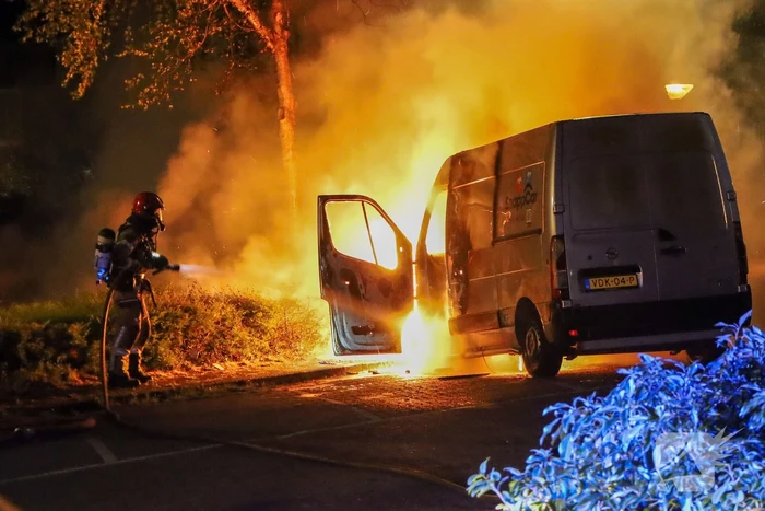 Bestelbus gaat in vlammen op