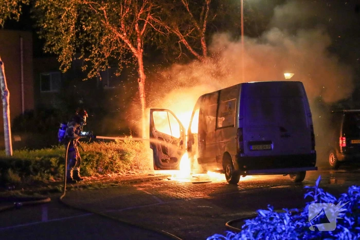 Bestelbus gaat in vlammen op