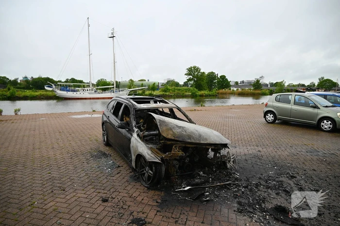 BMW in brand op parkeerplaats