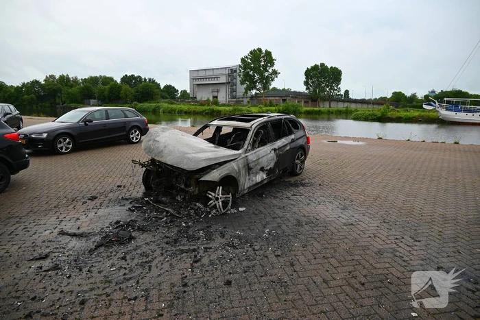 BMW in brand op parkeerplaats