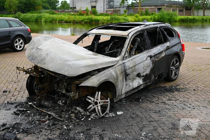 BMW in brand op parkeerplaats