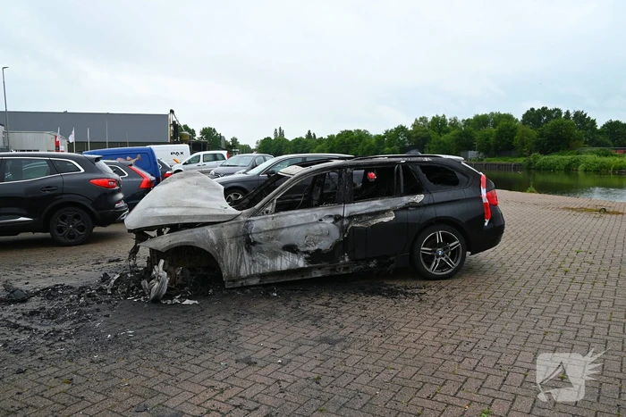 BMW in brand op parkeerplaats