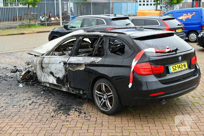 BMW in brand op parkeerplaats