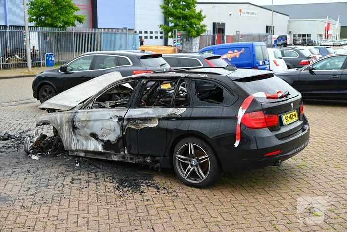 BMW in brand op parkeerplaats