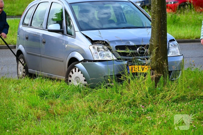 Auto botst tegen boom