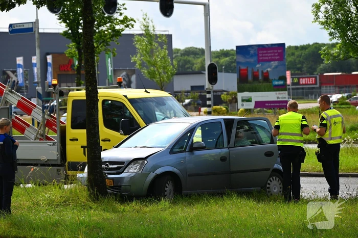 Auto botst tegen boom