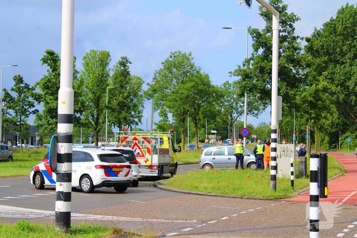 Auto botst tegen boom