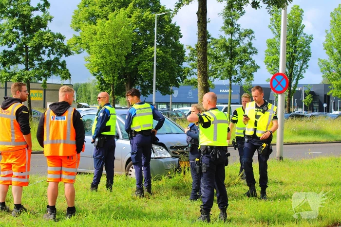 Auto botst tegen boom