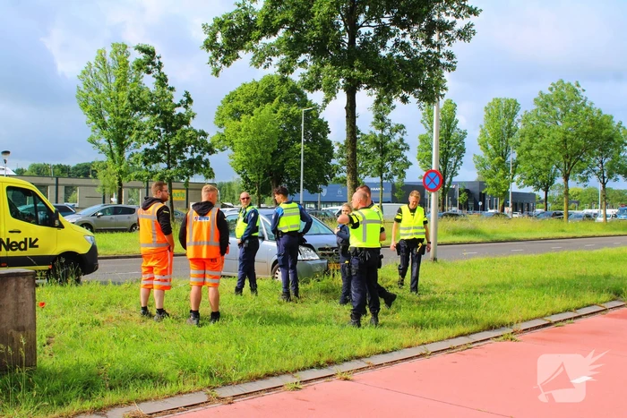 Auto botst tegen boom