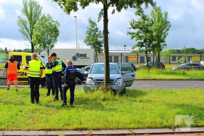 Auto botst tegen boom