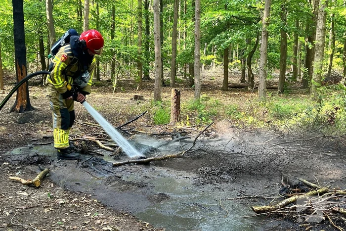 Brandweer blust moeilijk vindbaar vuur