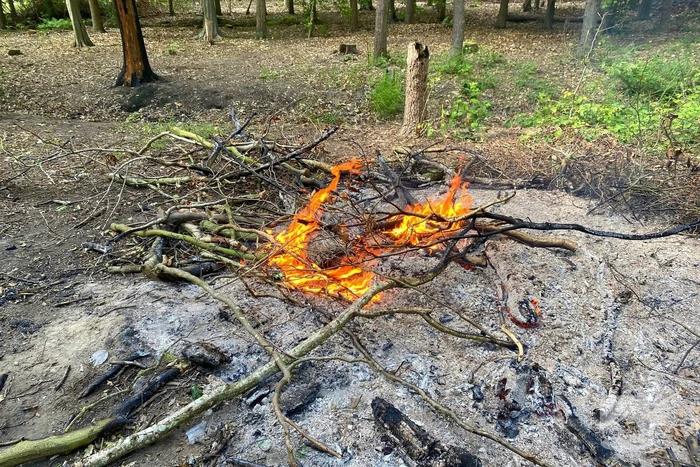 Brandweer blust moeilijk vindbaar vuur