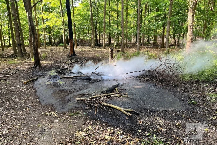 Brandweer blust moeilijk vindbaar vuur