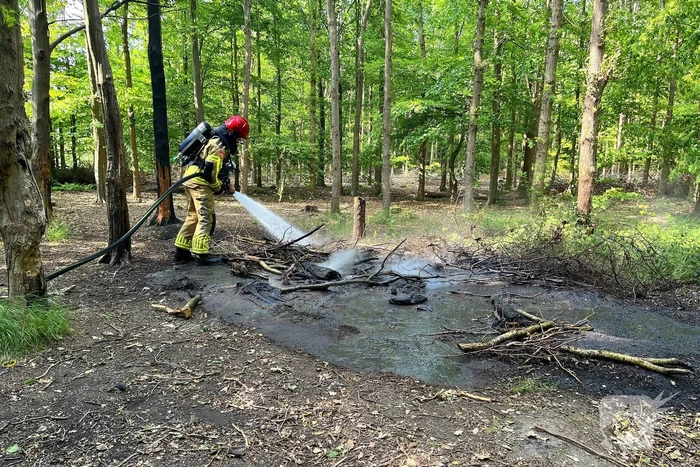 Brandweer blust moeilijk vindbaar vuur
