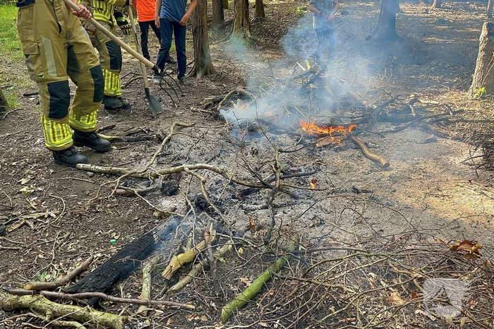 Brandweer blust moeilijk vindbaar vuur