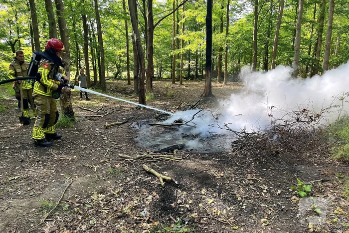 Brandweer blust moeilijk vindbaar vuur