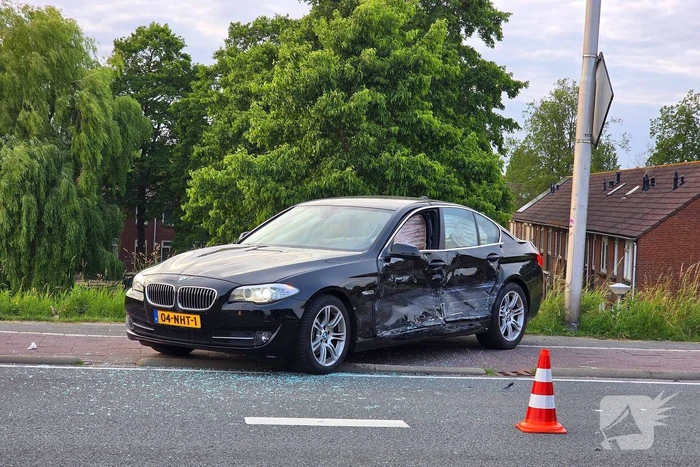 Politieberger sleept auto weg